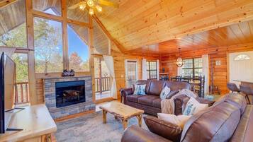 Cabin, 4 Bedrooms | Living area