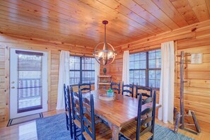 Cabin, 4 Bedrooms | Dining