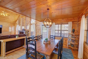 Cabin, 4 Bedrooms | Dining