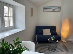 Living area - Studio Mezzanine place du marché (La Rochelle)