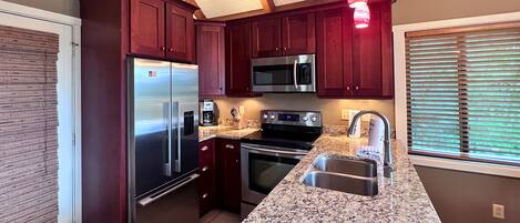 冷蔵庫、電子レンジ、オーブン、コンロ