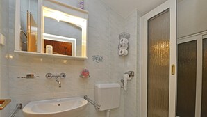 Apartment | Bathroom - Apartment in Porec Near Aquapark Zelena Laguna (Porec)