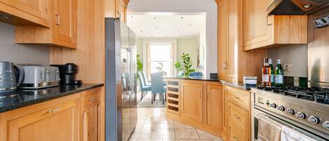 Micro-ondes, four, plaque de cuisson, lave-vaisselle