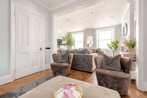 TV - Grand 5 Bed Marvelous Mansion with  AC By Buckingham Palace (London)