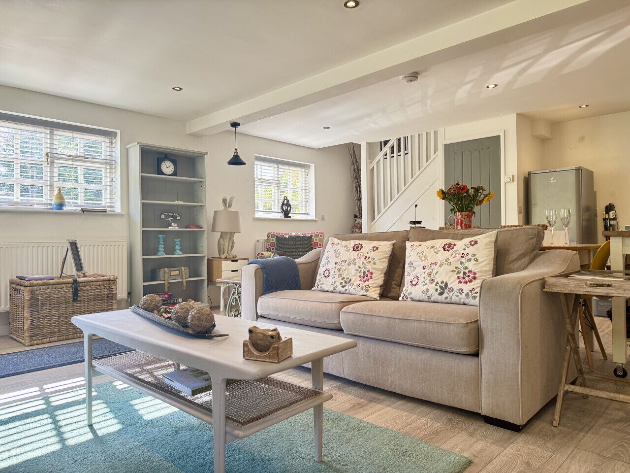 Een televisie en een open haard