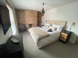 Desk, iron/ironing board, free WiFi, bed sheets - Charming Dog Friendly Cottage in Devon | Sleeps 4 (Devon)