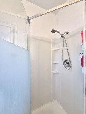 Shower, towels, toilet paper - Cozy Private Room Near Downtown (Toronto)