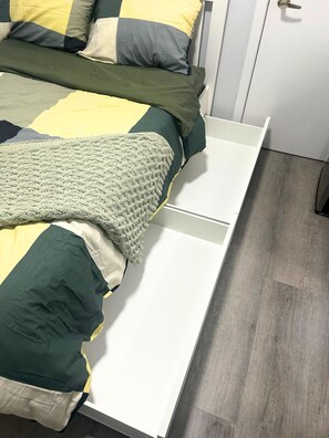 1 bedroom, desk, free WiFi, bed sheets - Cozy Private Room Near Downtown (Toronto)