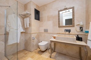 Bruser, hårtørrer, bidet, Sæbe