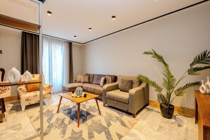 Smart TV - Superb 2-bedroom apartment with AC in Istanbul (İstanbul)