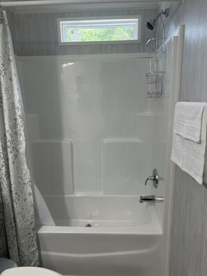 Haartrockner, Handtücher, Seife, Toilettenpapier