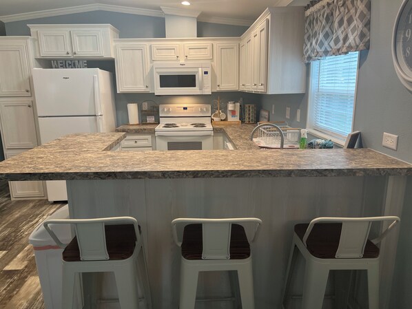 Refrigerador, microondas, horno, placa de cocina