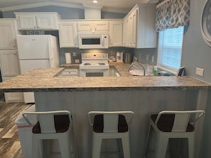 Frigorifero, microonde, forno, piano cottura