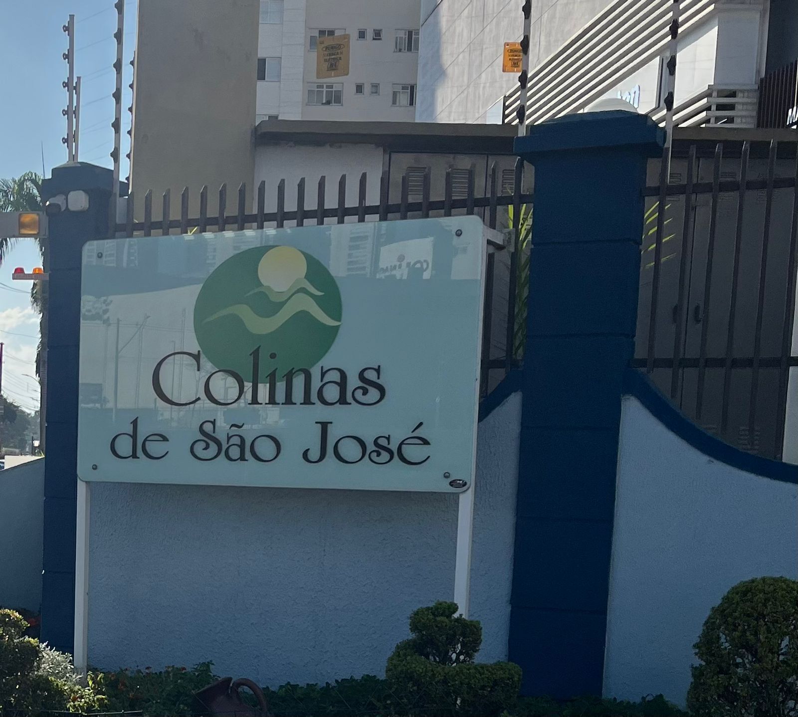 Een bord met daarop Colinas de São José, met een logo met een zon en golven.