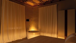奢华双人房, 阳台, 城市景观 | 客房内保险箱、办公桌、笔记本电脑工作区、隔音