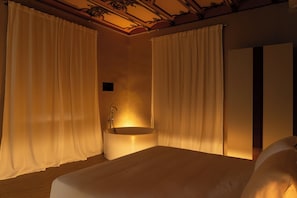 Luxury Double Room, Balcony, City View | Peti besi dalam bilik, meja, ruang kerja komputer riba