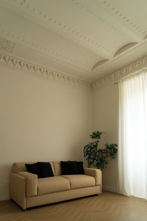 Suite estudio de lujo, balcón, vistas a la ciudad | Caja fuerte, escritorio, espacio para trabajar con un portátil