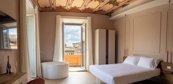 Habitación de lujo doble, balcón, vistas a la ciudad | Caja fuerte, escritorio, espacio para trabajar con un portátil