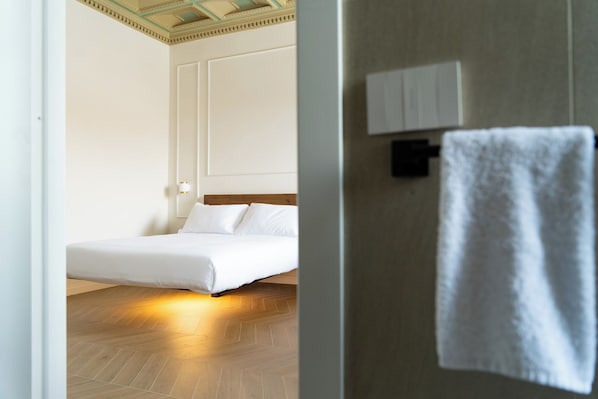 Family Triple Room, City View | Peti besi dalam bilik, meja, ruang kerja komputer riba