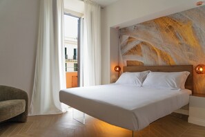 Luxe studio suite, balkon, uitzicht op de stad | Een kluis op de kamer, een bureau, een laptopwerkplek