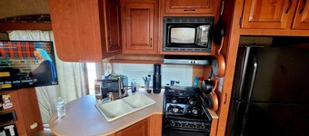 3-bedroom campground in charming River Ranch  with AC sleeps 8