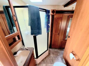 Douche, serviettes fournies, savon