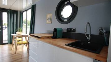 Kühlschrank, Herdplatte, Wasserkocher mit Kaffee-/Teezubehör, Toaster