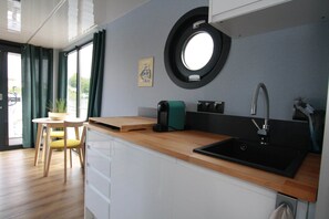 Kühlschrank, Herdplatte, Wasserkocher mit Kaffee-/Teezubehör, Toaster