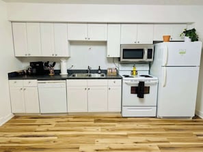 Casa superluxo, para não fumantes, aceita animais de estimação | Cozinha privada | Geladeira grande, micro-ondas, fogão, cooktop