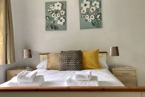 The Woodfarm Lodge - 3 Bedroom House with parking