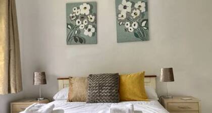 The Woodfarm Lodge - 3 Bedroom House with parking