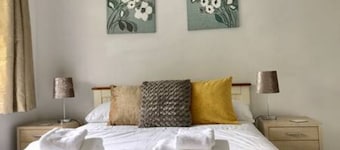 The Woodfarm Lodge - 3 Bedroom House with parking