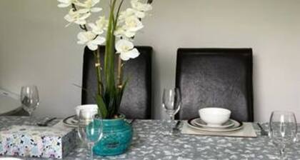 The Woodfarm Lodge - 3 Bedroom House with parking