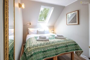 3 bedrooms, WiFi - Isis Lakes 31, Bonheur - Lakeside Holiday Lodge, On-site Activities, Sleeps 6 (South Cerney)