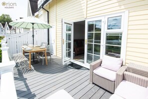 Outdoor dining - Isis Lakes 31, Bonheur - Lakeside Holiday Lodge, On-site Activities, Sleeps 6 (South Cerney)