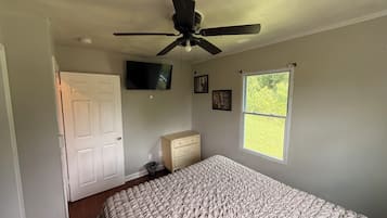 3 bedrooms, iron/ironing board, WiFi, bed sheets