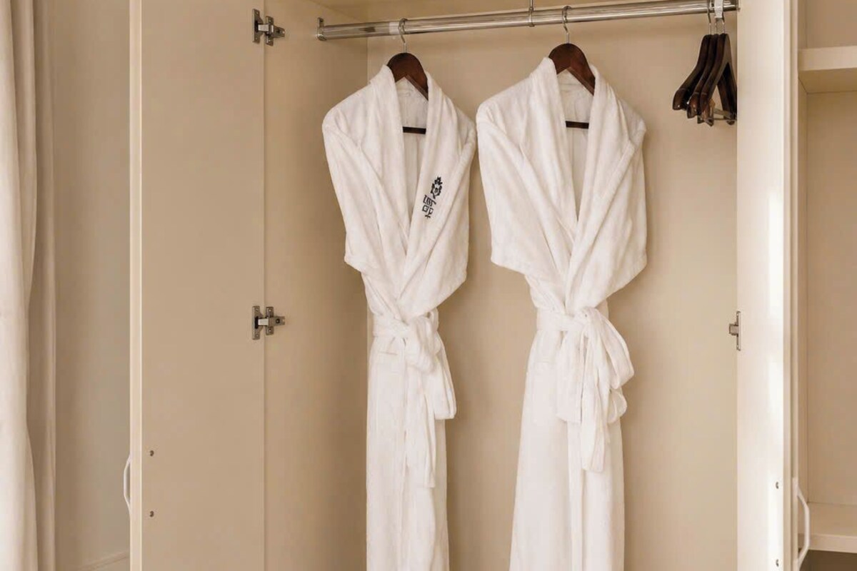 Deluxe Twin Room | In-room safe, desk, blackout drapes, soundproofing