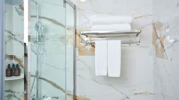 Habitación ejecutiva doble, balcón, vistas a la ciudad | Baño | Ducha, artículos de higiene personal gratuitos y secador de pelo