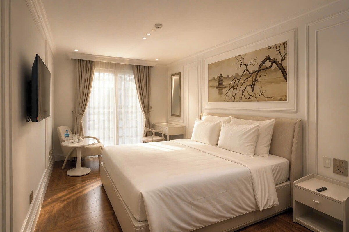 Executive Double Room, Balcony, City View | In-room safe, desk, blackout drapes, soundproofing
