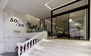 Vista frontal de la propiedad