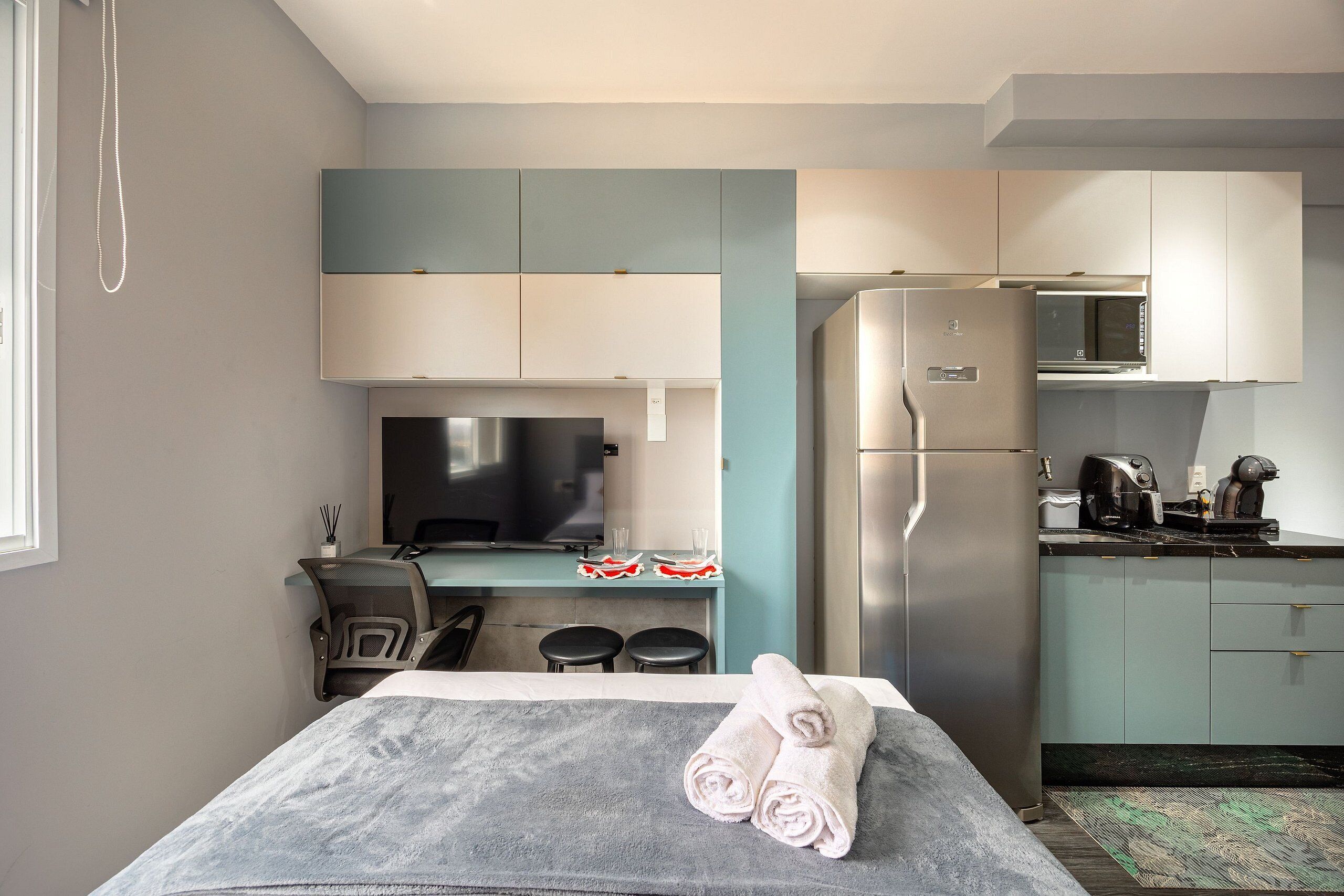 Iron/ironing board, Internet, bed sheets