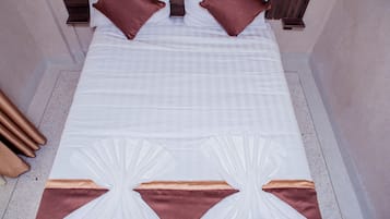 Deluxe Double Room, Patio, City View | Meja, ruang kerja komputer riba, Wi-fi percuma