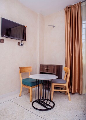 Doppia Deluxe, patio, vista città | Una scrivania, postazione laptop, Wi-Fi gratuito
