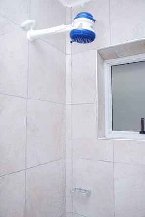 Douche, articles de toilette gratuits, chaussons, serviettes fournies