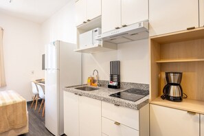 Fridge, microwave, coffee/tea maker, cookware/dishes/utensils - Beautiful studio in São Caetano Barcelona ap201 (São Caetano do Sul)