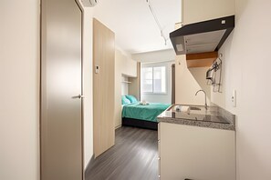 Iron/ironing board, bed sheets