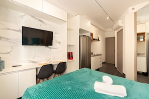Iron/ironing board, internet, bed sheets
