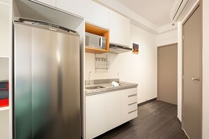 ثلاجة، ميكروويف، ماكينة لصنع القهوة/الشاي، مستلزمات طهي/أطباق/أوعية