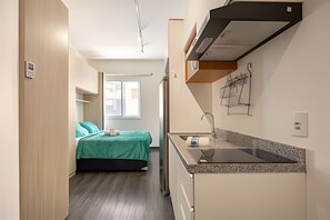 ثلاجة، ميكروويف، ماكينة لصنع القهوة/الشاي، مستلزمات طهي/أطباق/أوعية