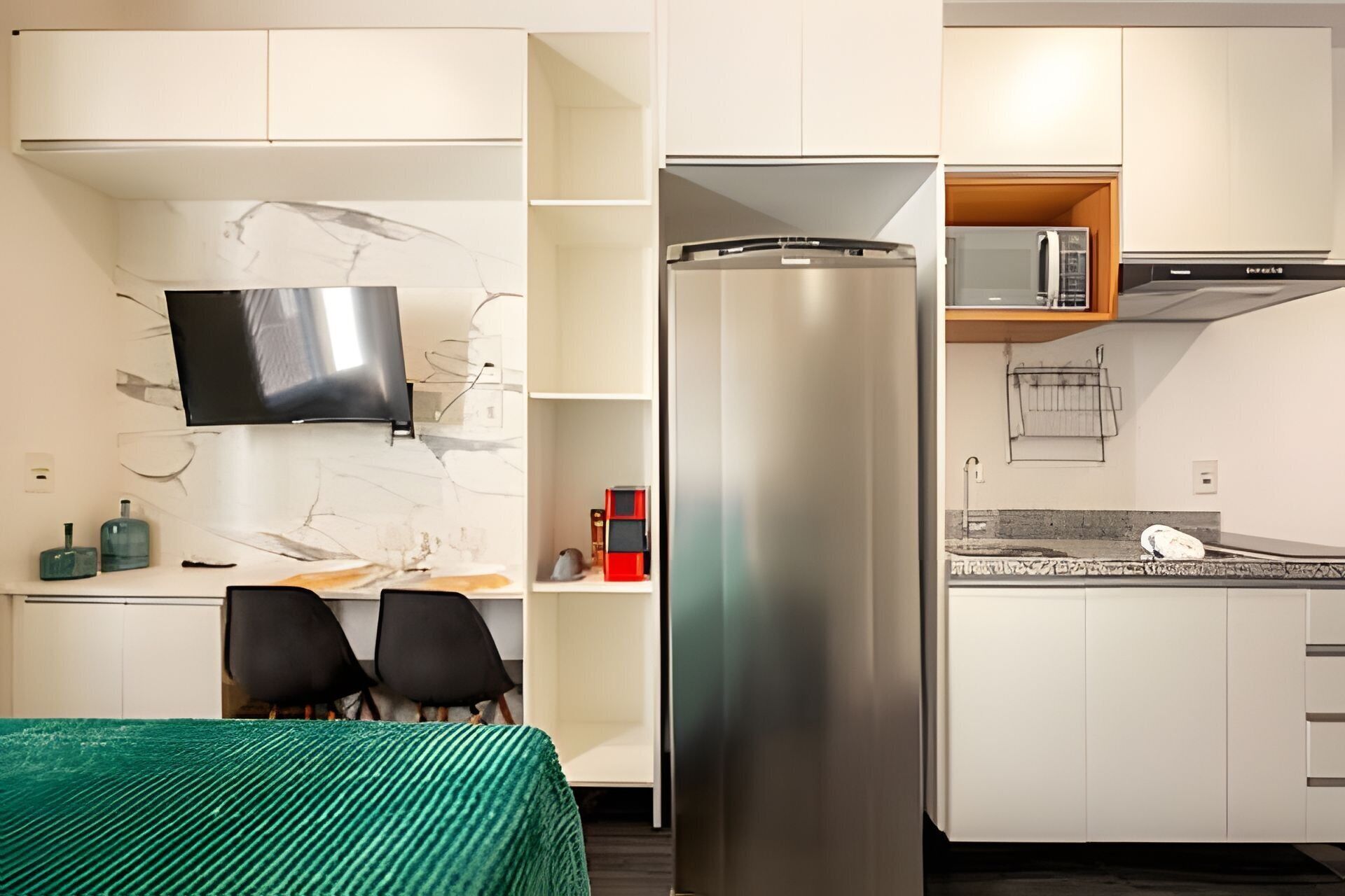 Iron/ironing board, bed sheets